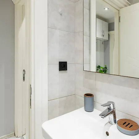 Comfortable W/ac In Cihangir * Istanbul